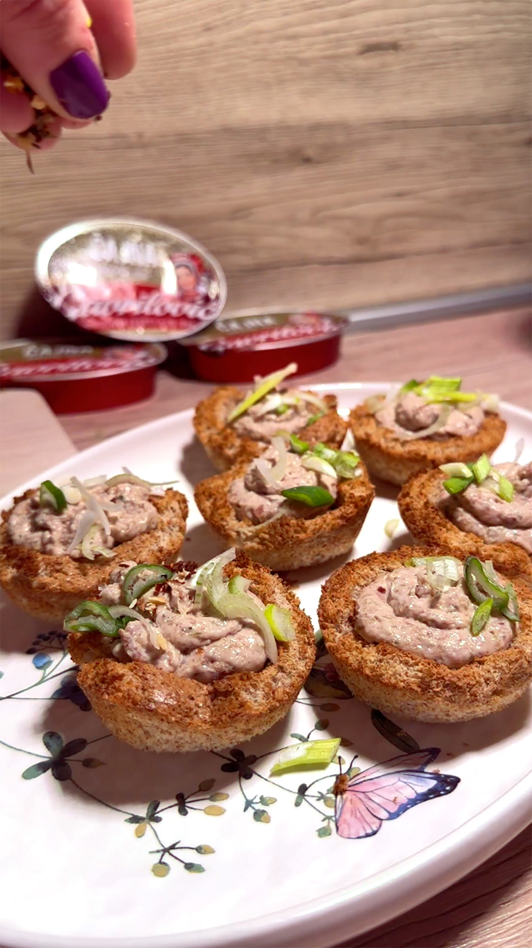 Crispy baskets filled with tea pâté spread